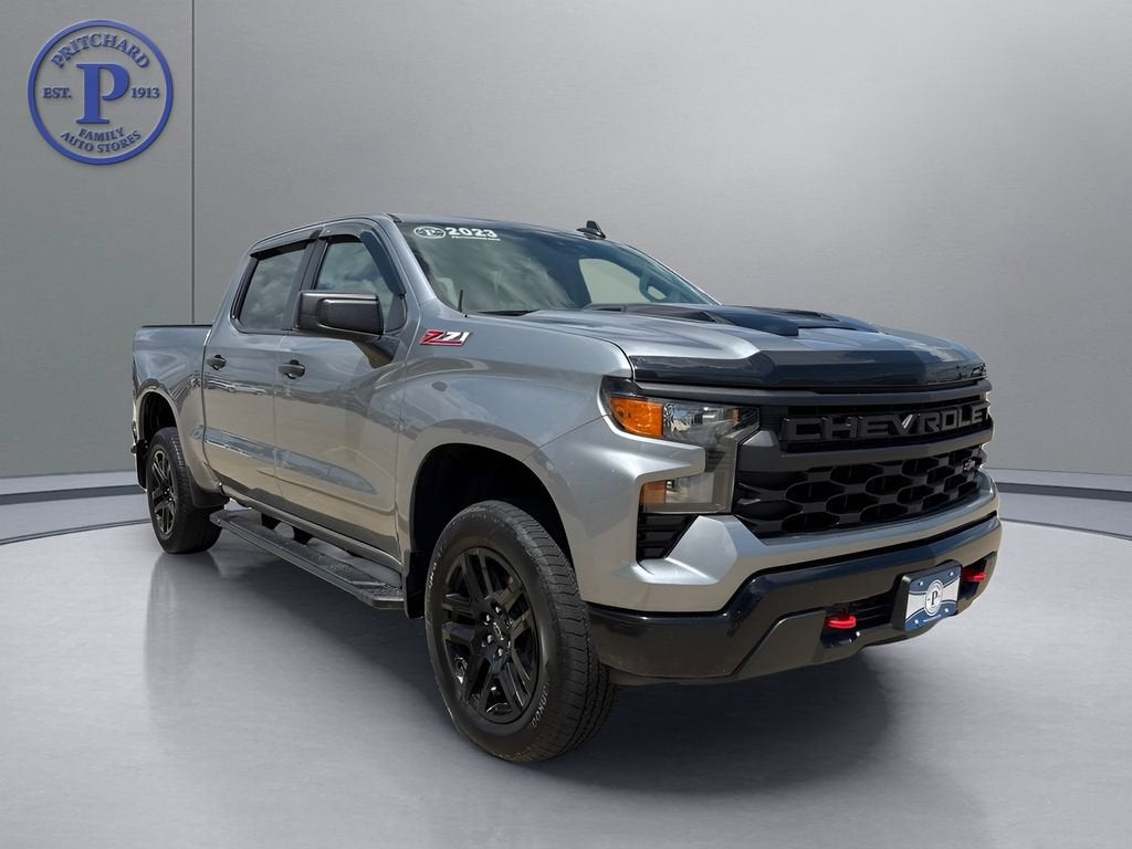 2023 Chevrolet Silverado 1500 Custom Trail Boss in Sterling Gray Metallic — front three-quarter view